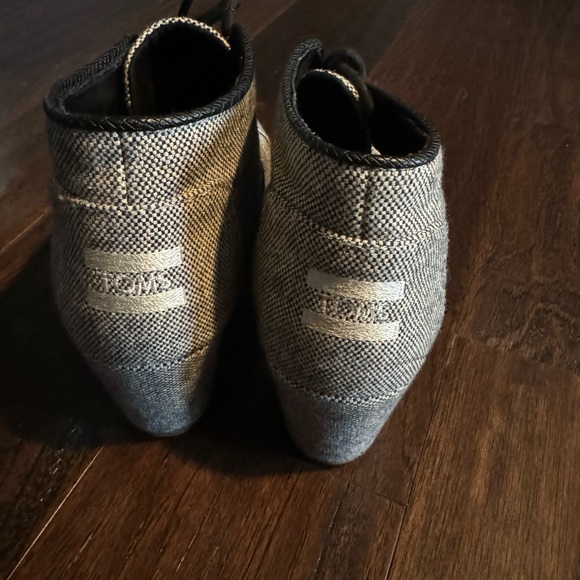 Toms 1.5” wedge shoes. - Picture 3 of 6